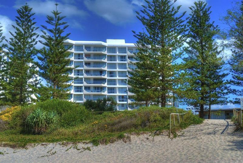 Wyuna Beachfront Holiday Apartments Голд-Кост Екстер'єр фото